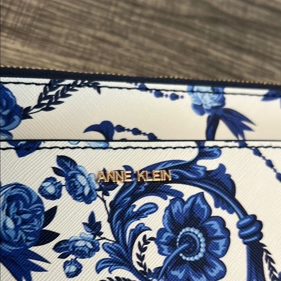 Anne Klein Blue and White Floral Wristlet ✨ - Picture 5 of 7
